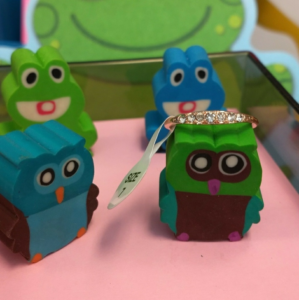 NWT, gorgeous, 7 stone Zircon ring